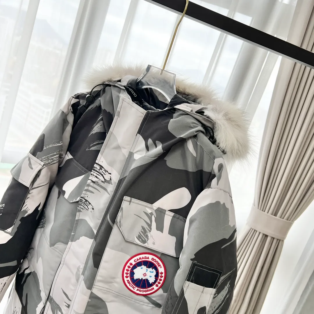 P800 Canada Goose "Canada Goose"🇨🇦 Beichen White / 08 Expedition Parka 4660M Product color: black, off-white, red, sand pink, sky blue, graphite gray, Beichen white, navy blue, sky blue, gray camouflage gray black label Product size: XS, S, M, L, XL, XXL The Expedition was originally a parka designed for scientists at the McMurdo Research Station in Antarctica. Whether your next journey takes you into the frozen urban jungle or across uncharted ice fields, wear Canada Goose's Expedition Parka and get proven results year after year in Antarctica by the National Science Foundation's Center for Polar Research.  Material list: 1⃣ Uses Y-shaped Velcro imported from Taiwan (exclusive in the market) 2⃣ Uses 18-count polyester-cotton blended fabric imported from South Korea (authentic synchronized fabric) 3⃣ National standard 80% white duck down, (zp uses 80% white duck down/90% of all boasts are fake) 4⃣ Western Canadian coyote hair (non-market dyed fox hair filled with wolf hair) Material analysis characteristics: 1⃣ The original/polyester-cotton fabric has a high polyester fiber content, and the polyester-cotton fabric has high heat and light resistance and good stability. It has bright colors, high fiber strength, durability, light resistance, heat resistance, and straightness. 2⃣ As we all know, the original version uses 80% white duck down. The fill power refers to the cubic inches of volume occupied by each ounce (30 grams) of down under certain conditions. If one ounce of down occupies 500 cubic inches, the fill power of the down is 500. So we can simply understand it as: fill power is the volume of down, and the volume of down is fill power. The higher the fill power of down, it means that under the same filling amount, down can fix a larger volume of air layer to keep warm and insulate, so the warmth retention of down is better. 3⃣ Western Canadian coyote hair, "large range of selected neck hair" is soft and fluffy, each wolf hair is 60-63 long / 14-16 wide at the peak, this width + preferred parts. It is basically unmatched by the same industry